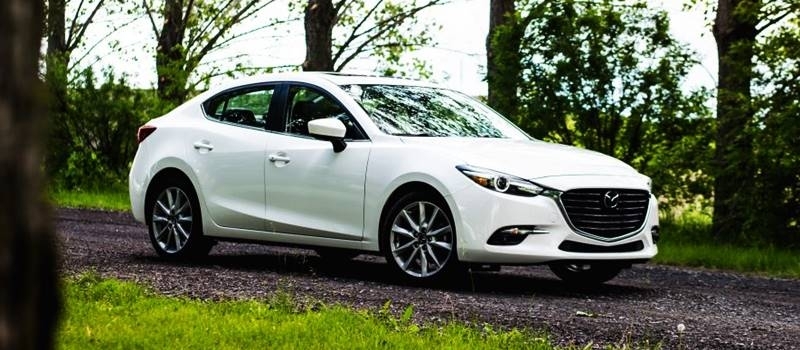 Với Mazda 3 1.5AT Sedan 2018 chi tiết tỉ mỉ và đầy đủ, bạn càng làm quen với chiếc xe này, càng cảm nhận được vẻ đẹp hoàn hảo của nó. Từ động cơ, thiết kế nội thất đến các tính năng an toàn, Mazda 3 1.5AT Sedan 2018 đều được đầu tư rất kỹ. Cùng khám phá để trải nghiệm ngay nhé!
