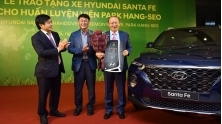 Hyundai Thanh Cong trao tang xe SantaFe may dau cho HLV Park Hang Seo