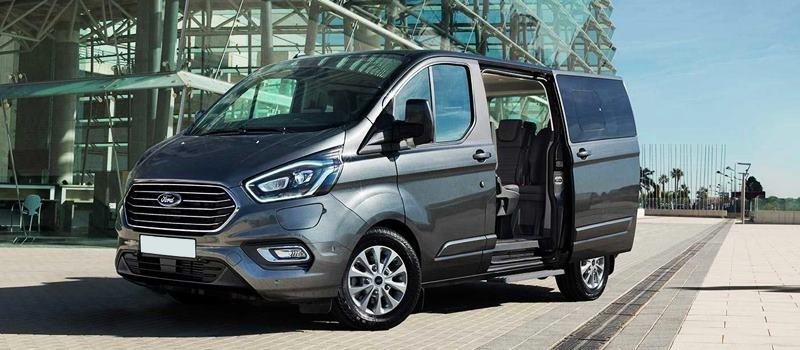 Gia xe 7 cho Ford Tourneo 2019 tai Viet Nam - ban Trend va Titanium