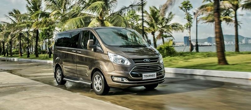 So sanh khac biet giua hai phien ban Ford Tourneo Trend va Titanium