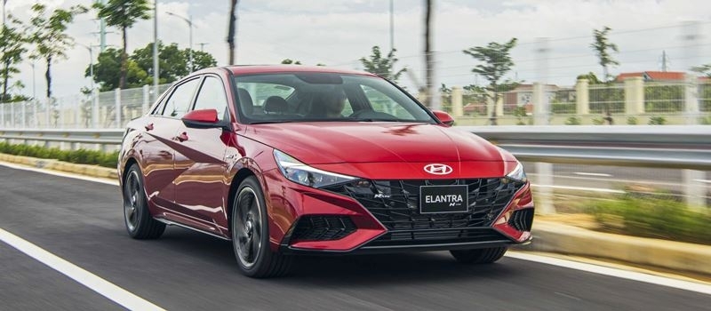 So sanh gia ban xe Hyundai Elantra 2023 voi Mazda3, Altis, Civic, K3