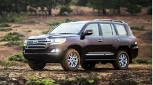 Nen mua xe Toyota Land Cruiser hay Land Rover Discovery 2018