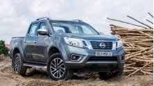 Nen mua xe ban tai Nissan Navara EL hay Mitsubishi Triton Mivec