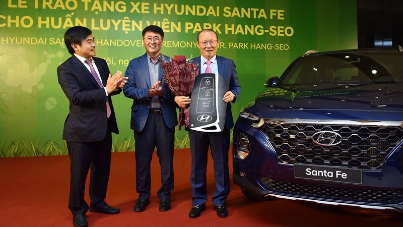 Hyundai Thành Công trao tặng xe SantaFe máy dầu cho HLV Park Hang Seo - Ảnh 1