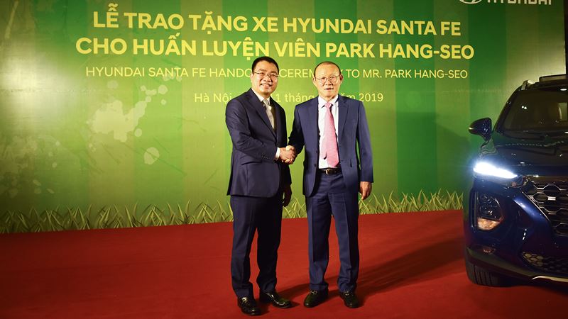 Hyundai Thành Công trao tặng xe SantaFe máy dầu cho HLV Park Hang Seo - Ảnh 2