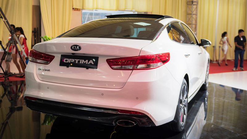 Kia Optima 2017 bản tiêu chuẩn 2.0AT có gì với giá bán 915 triệu? - Ảnh 2