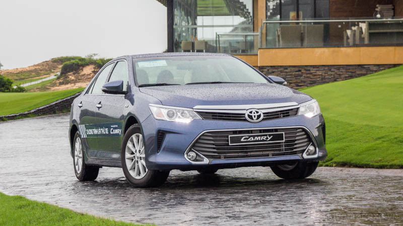 Giá lăn bánh Toyota Camry 2017 tại Hà Nội và TPHCM