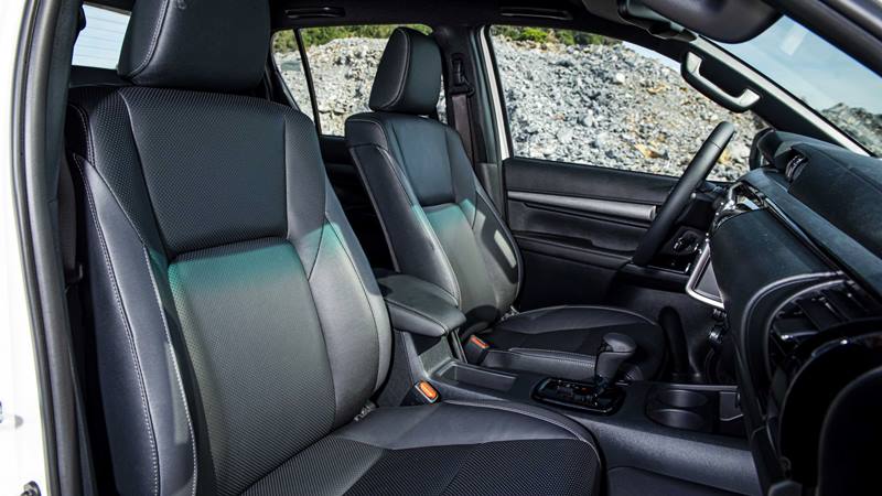 Chi tiết bản cao cấp Toyota Hilux 2.8L 4x4 AT Adventure 2020 mới - Ảnh 6