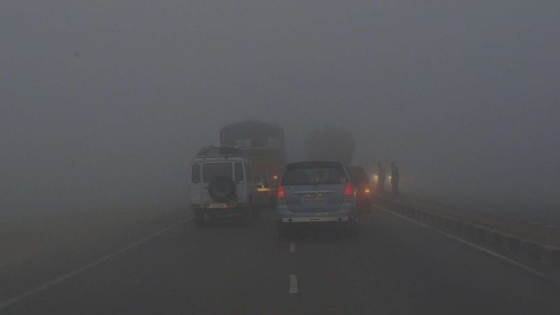 Kinh nghiệm lái xe ô tô đường nhiều sương mù - Ảnh 1