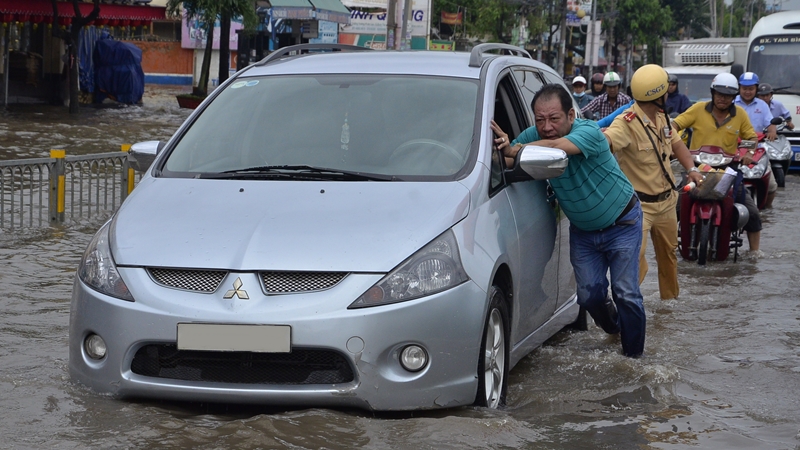 Hướng dẫn lái xe an toàn trong mùa mưa lũ - Ảnh 1