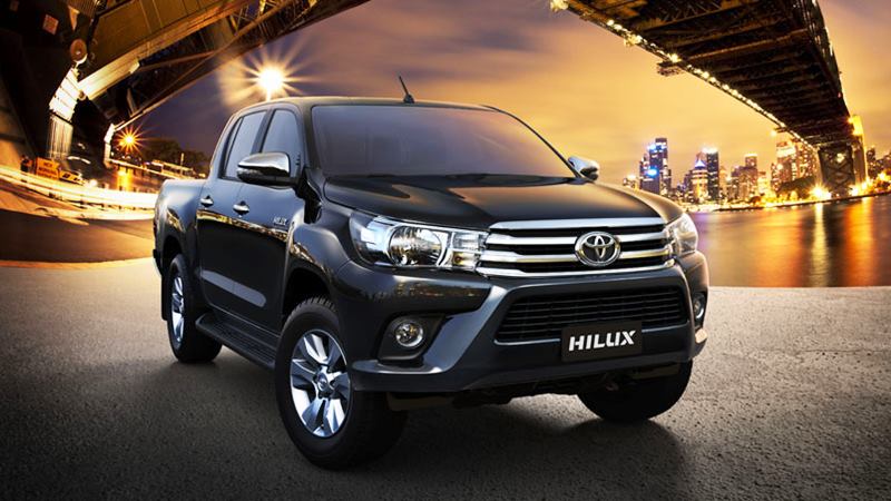 Phiên bản 1 cầu, số sàn Toyota Hilux 2.4 4x2 MT 2019 có giá 622 triệu - Ảnh 1